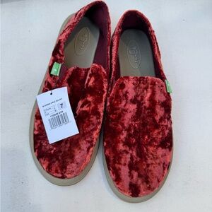 Sanuk Donna Cruz Red Velvet Sidewalk Surfer Slippers size 7 NWT